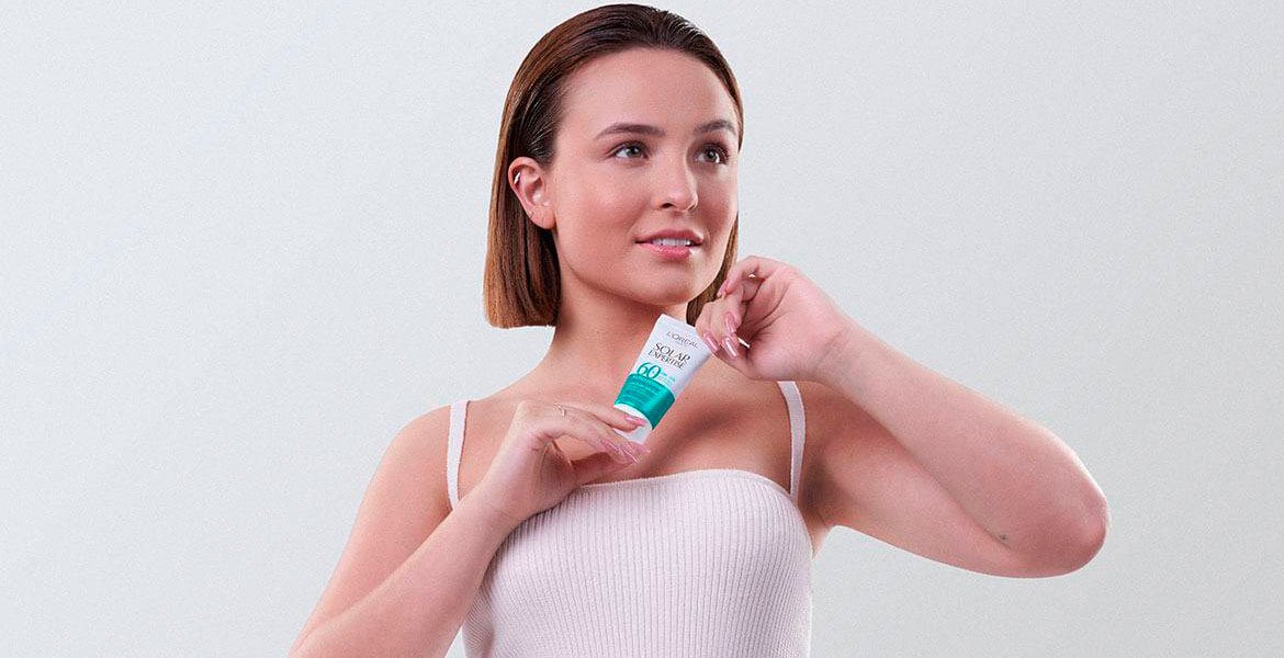 Larissa Manoela segurando o Solar Expertise, protetor solar para pele oleosa de L’Oréal Paris